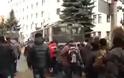 Βίντεο-ΣΟΚ από το Κίεβο - Εν ψυχρώ δολοφονία διαδηλώτριας - Σκληρές εικόνες