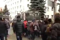 Βίντεο-ΣΟΚ από το Κίεβο - Εν ψυχρώ δολοφονία διαδηλώτριας - Σκληρές εικόνες