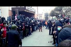 Ουκρανοί αστυνομικοί παραδίδουν τα όπλα και αποχωρούν ντροπιασμένοι [video]