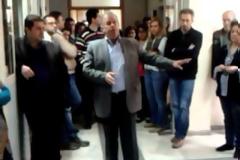 «Τιμωρία» στον διάδρομο και όρθιοι δημόσιοι υπάλληλοι στην Ξάνθη – Δεν τους παραχωρήθηκε αίθουσα [video]