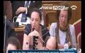 Απίστευτο βίντεο: Διάλεγε κραγιόν στη διάρκεια συζήτησης νομοσχεδίου στη Βουλή!