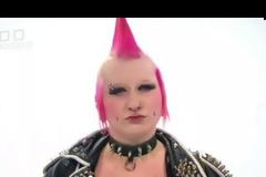 Η νεαρή που από Punk Rocker έγινε γλυκιά Barbie [video]