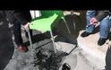 Πρέβεζα: Αυτή η άσφαλτος διαλύεται με ένα μικρό κουταλάκι! - Δείτε βίντεο με την... τραγελαφική επίδειξη