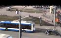 Προσπάθησε να ρυμουλκήσει το αυτοκίνητο του με ένα λεωφορείο και... [video]