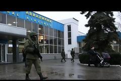 Ρωσικά ελικόπτερα πετούν πάνω από την Κριμαία