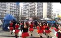 Κοσμοσυρροή Καρναβαλιστών στο δρόμο για τη μεγάλη παρέλαση στη Πάτρα [video]