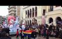 Κοσμοσυρροή Καρναβαλιστών στο δρόμο για τη μεγάλη παρέλαση στη Πάτρα [video]