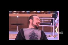 Σ. Καλυβάτσης: Κατέβασε το παντελόνι του στον αέρα της εκπομπής! [video]