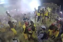Μηνύσεις για τον άγριο βασανισμό ζώων στο καρναβάλι Τυρνάβου - Πετούσαν από άρμα κοτόπουλα και τα ποδοπάτησαν μέχρι θανάτου