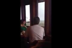Θα πάθετε σοκ! Δείτε τι τους συνέβη την ώρα που έτρωγαν σε εστιατόριο! [video]