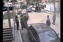 Ένοπλοι σκορπούν τον τρόμο στην Κριμαία! - Βίντεο από τη στιγμή επίθεσης σε δημοσιογράφους - Οι Ρώσοι απειλούν την ΕΕ: Οι κυρώσεις θα φέρουν αντίποινα