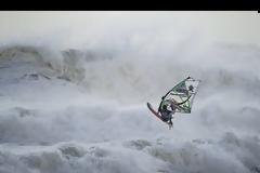 Windsurfing σε συνθήκες τυφώνα [video]