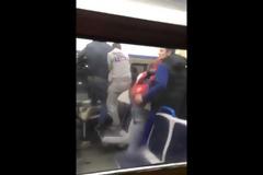 ΟΠΑΔΟΙ ΠΛΑΚΩΘΗΚΑΝ ΣΤΟ ΞΥΛΟ ΜΕΣΑ ΣΕ... ΤΡΕΝΟ! *ΒΙΝΤΕΟ*