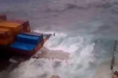 Αλβανοί κάνουν πλιάτσικο στο ναυάγιο του Τουρκικού πλοίου στην Μύκονο