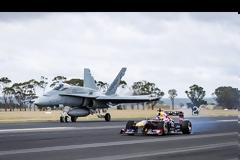 Το νέο μονοθέσιο της Red Bull τα βάζει με ένα… F-18 Hornet!