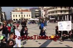 Σε εξέλιξη καθιστική διαμαρτυρία σήμερα των εκπαιδευτικών στη Πάτρα [Photos - Video]