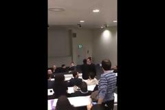 Την ‘πέσαν του Άδωνη στο Λονδίνο.- ακούστηκαν «γαλλικά» και η… ευχή να πάει να γα…(ΒΙΝΤΕΟ)