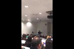 Αντιπαράθεση Άδωνι με φοιτητή - Του πήρε το μικρόφωνο!