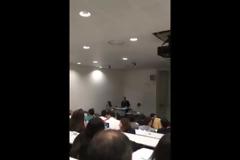 Αντιπαράθεση Άδωνι με φοιτητή - Του πήρε το μικρόφωνο!