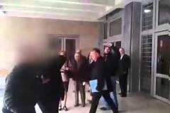 Βίντεο από την προσαγωγή στο Δικαστικό Μέγαρο Θεσσαλονίκης του ιερέα που εξαπάτησε ανέργους