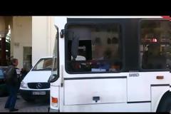 Μετακίνησαν ΙΧ για να μπορέσει να περάσει αστικό λεωφορείο! [video]