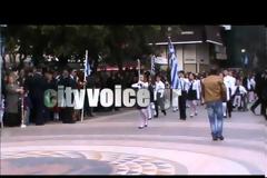Χαιρέτισε τους επισήμους...με ανοιχτή την παλάμη! [video]