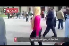 Tι γίνεται όταν μια όμορφη ξανθιά κοπέλα μπαίνει στο Πανεπιστήμιο του Καϊρου [video]