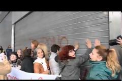 ΑΠΙΣΤΕΥΤΟ ξύλο σε καθαριστριες χθες που ήθελαν συνάντηση με τον Στουρνάρα [photos+videos]