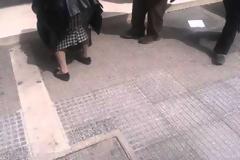 Πετάνε κέρματα στο φαρμακείο που έσπασε την απεργία και μία ηλικιωμένη τα μαζεύει! [video]