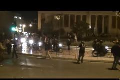 Επίθεση ΔΕΛΤΑ-ΔΙΑΣ εναντίων των διαδηλωτών και φωτιές στην Πανεπιστημίου [video]