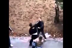 Μοιραίο λάθος! Πείραξαν την κοπέλα του και εκείνος τους άφησε... [video]