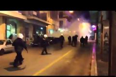 ΕΠΕΙΣΟΔΙΑ ΣΤΗΝ ΠΑΤΡΑ ΜΕΤΑΞΥ ΑΣΤΥΝΟΜΙΚΩΝ ΚΑΙ ΑΝΤΙΕΞΟΥΣΙΑΣΤΩΝ VIDEO)