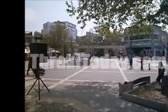 Έβγαλε λόγο σε άδεια πλατεία! [video]