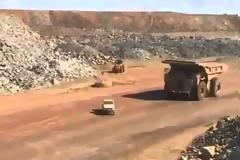 Φορτηγό Caterpillar εναντίον τζιπ Landcruiser [video]