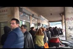 Τι περιμένουν όλοι αυτοί στην ουρά; Δείτε το βίντεο