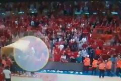 Εκτός εαυτού ο Σχορτσιανίτης: Όρμησε στην κερκίδα - Έδειρε οπαδούς και σκόρπισε τρόμο