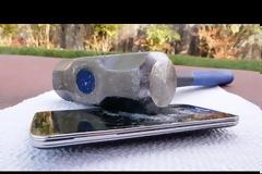 Παρανοϊκό τεστ αντοχής με σφυρί σε Galaxy S5 πάει πολύ στραβά: H απρόοπτη έκρηξη που προκάλεσε πανικό