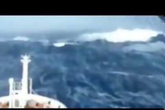 Κύματα-τέρατα στον Ινδικό Ωκεανό καταβροχθίζουν ερευνητικό πλοίο που ψάχνει για το μοιραίο Boeing [video]