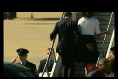 Ασυγκράτητος και ιππότης: Ο Ομπάμα βάζει το χέρι του στα οπίσ8ια της Μισέλ (Βίντεο)