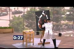 Ο ζωγράφος τους κούφανε! (video)
