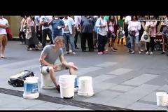 Απίστευτος ντράμερ του δρόμου! [video]