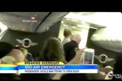 Σκιζοφρενής επιβάτης αεροπλάνου προσπάθησε να ανοίξει τη πόρτα αεροπλάνο! [Video]