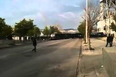 Επεισόδια έξω από το γήπεδο της Τούμπας: Πετροπόλεμος και χημικά πριν από το ντέρμπι ΠΑΟΚ-Ολυμπιακού