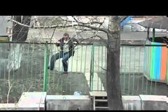 Μεθυσμένος παλεύει να περάσει έναν φράχτη! [video]