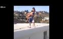 Πορνοστάρ έκανε βουτιά στην πισίνα και… [video]