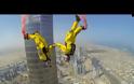 Βουτιά στο κενό από το Burj Khalifa! [video]