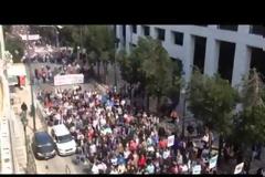 ΠΟΡΕΙΑ ΠΑΡΑΓΩΓΩΝ ΛΑΪΚΩΝ ΑΓΟΡΩΝ ΠΡΟΣ ΤΗ ΒΟΥΛΗ (VIDEO)