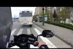 Μόλις έχασε το λεωφορείο, αλλά αυτό που ακολούθησε του έφτιαξε τη μέρα! [video]