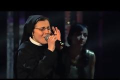 Συνεχίζει να σαρώνει η καλόγρια του «The Voice» [video]