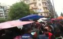 Σπρωξιές και φωνές για τα δωρεάν προϊόντα των παραγωγών λαϊκών αγορών στην Καμάρα [Photos - Video]